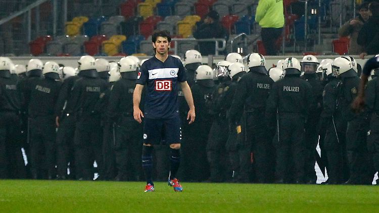 Drohkulisse: Für Herthas Lewan Kobiaschwili und seine Teamkollegen war die Fortsetzung der Partie nach dem Platzsturm eine Ausnahmesituation.
