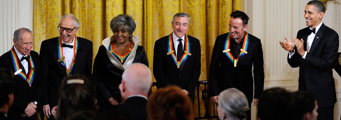 ... und applaudiert den Geehrten: Mel Brooks, Dave Brubeck, Grace Bumbry, Robert DeNiro und Bruce Springsteen (v.l.).