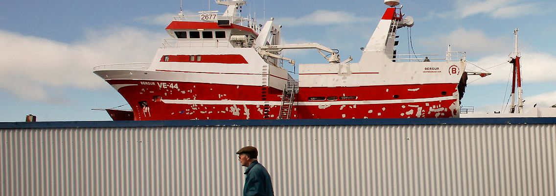 Trawler im Reykjaviker Trockendock: Wenn das mit dem Beitritt klappen soll, dürften für die isländische Fischerei auch bald europäische Richtlinien gelten.