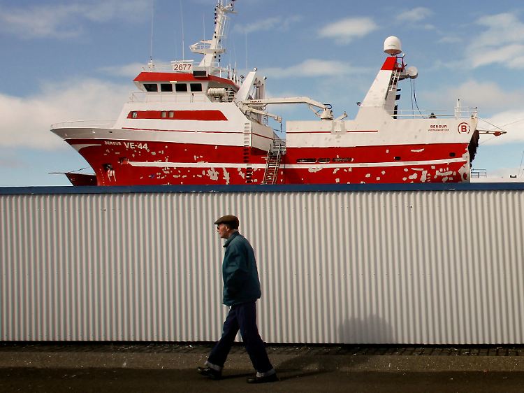Trawler im Reykjaviker Trockendock: Wenn das mit dem Beitritt klappen soll, dürften für die isländische Fischerei auch bald europäische Richtlinien gelten.