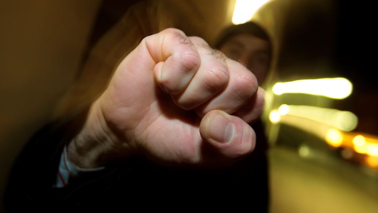 Jugendliche Straftäter, die zu einer Bewährungsstrafe verurteilt werden, können bis zu vier Wochen in Haft genommen werden