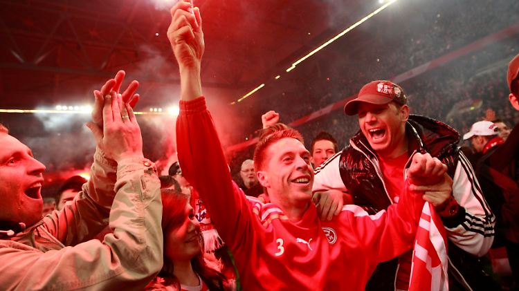 So sieht es aus, wenn Fortuna-Kapitän Andreas Lambertz einem Fan ein Bengalo abnimmt und löscht.