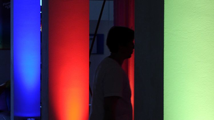 Licht-Kunst-Ausstellung im Flur des Kieler Landeshauses zeigt die Parteifarben der künftigen Landesregierung.