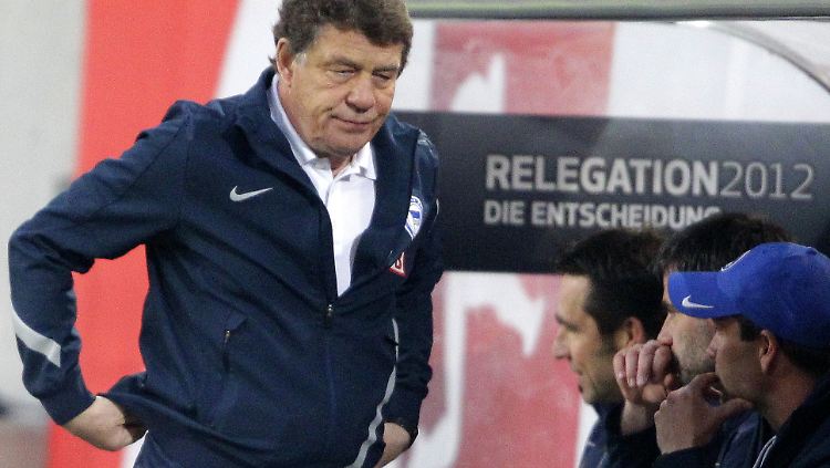Otto Rehhagel ist stinksauer über die Ausschreitungen in seinem offiziell letzten Spiel in der Bundesliga.