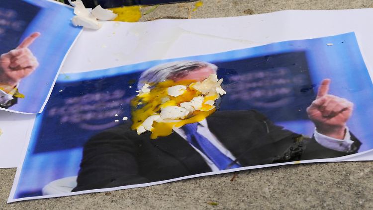 Vor der Hauptversammlung von JP Morgan flogen Eier - hier liegen Reste auf Fotos von Konzernchef Dimon.