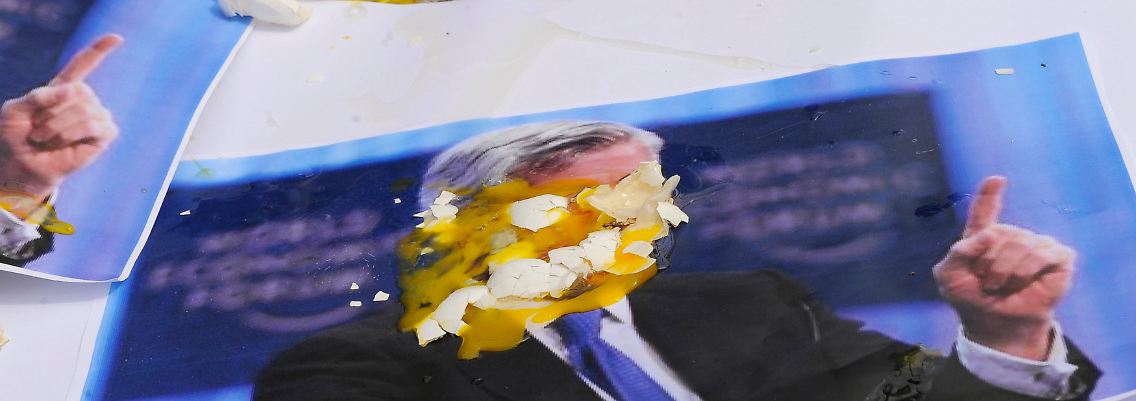 Vor der Hauptversammlung von JP Morgan flogen Eier - hier liegen Reste auf Fotos von Konzernchef Dimon.