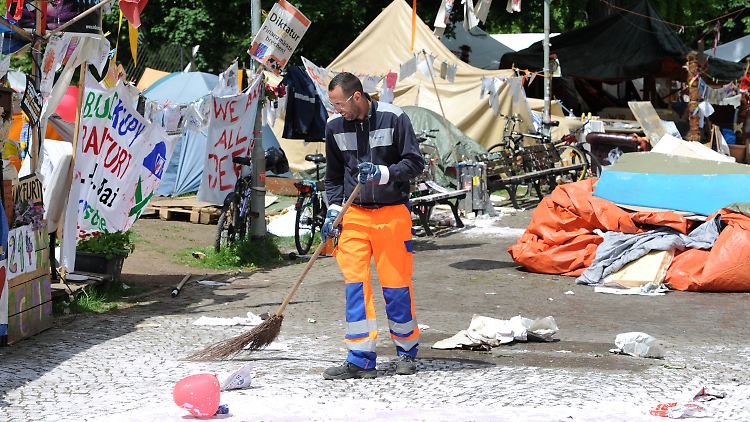 Aufräumarbeiten nach über einem halben Jahr Occupy-Camp.