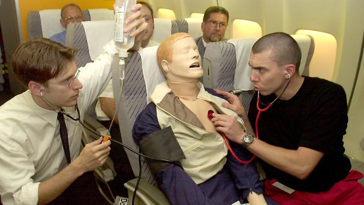 Simulation im Flugzeug: Infarkt-Patienten sollten mit erhöhtem Oberkörper gelagert werden. 