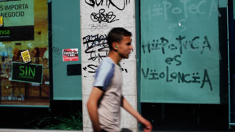 Spanische Banken im Fokus: Die beschmierte Fassade eines Finanzinstituts in Madrid: "Hypothek ist Gewalt".