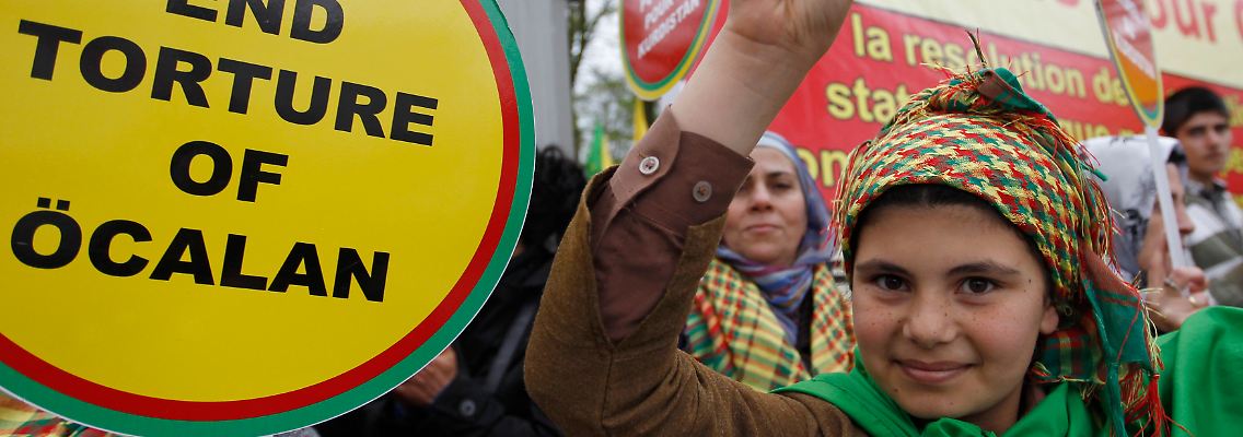 Kurden demonstrieren für die Freilassung des PKK-Führera Öcalan.