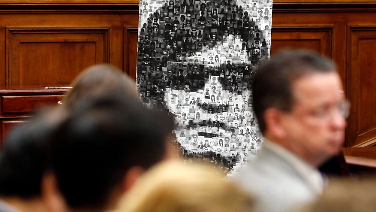 Um seine Ausreise zu verwirklichen, erfährt der blinde Bürgerrechtler Hilfe von allen Seiten. Die USA haben bereits ein Visum in Aussicht gestellt.