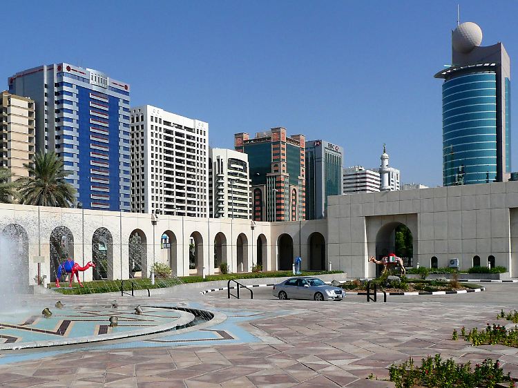 Die Millionenstadt Abu Dhabi gehört zu den dynamischsten Metropolen am Persischen Golf und gibt dem größten und reichsten Scheichtum der Vereinigten Arabischen Emirate den Namen.