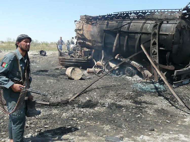 Diese Bild ging im September 2009 um die Welt: Der Angriff der Bundeswehr auf zwei Tanklastzüge in Afghanistan forderte fast 100 Todesopfer.