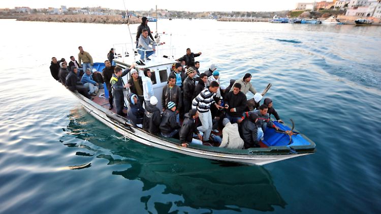 Flüchtlinge aus Afrika kommen häufig auf der italienischen Insel Lampedusa an. Viele von ihnen werden abgeschoben, andere bleiben illegal in der EU.