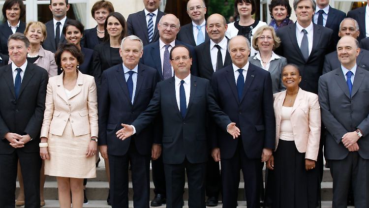 Hollande (m.) stellt seine neue 34-köpfige Regierung vor.