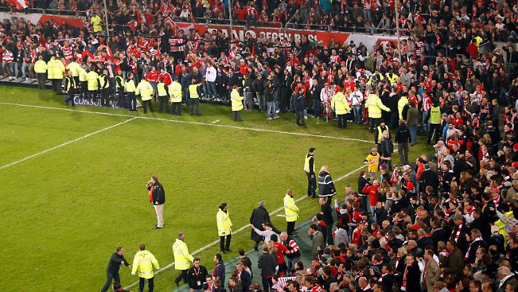 Fans auf dem Feld: Das DFB-Sportgericht muss darüber urteilen, ob das Relegationsrückspiel zwischen Fortuna Düsseldorf und Hertha BSC nach dem Platzsturm der Fortuna-Fans wiederholt wird.