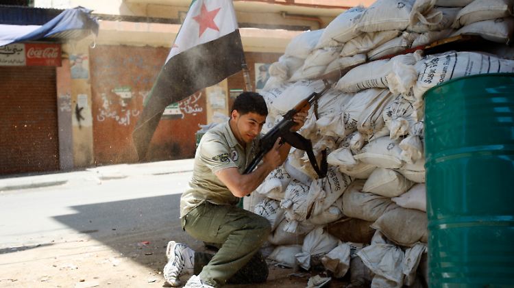 Ein Aufständischer verschanzt sich hinter einer Barriere aus Sandsäcken. Wenn sich nun Al Kaida in den Konflikt einschaltet, wird die Lage in Syrien noch unübersichtlicher.