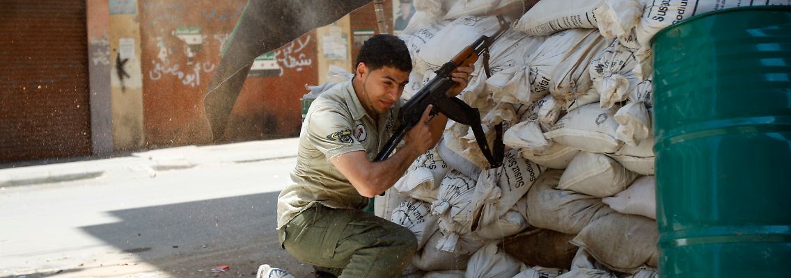 Ein Aufständischer verschanzt sich hinter einer Barriere aus Sandsäcken. Wenn sich nun Al Kaida in den Konflikt einschaltet, wird die Lage in Syrien noch unübersichtlicher.