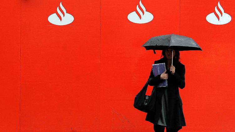 Eine Frau vor dem Logo der spanischen Bank Santander. Die schlechten Nachrichten aus Spanien reißen nicht ab.