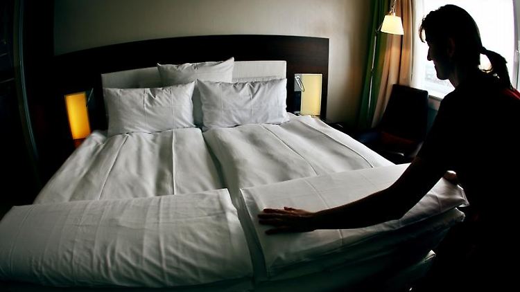 Ist das Hotelzimmer nicht sauber genug oder wird die Bettwäsche zu selten gewechselt, ist das ein Grund zur Beschwerde. Geld vom Veranstalter gibt's deshalb aber nicht zurück.