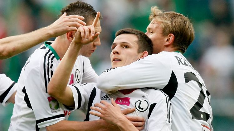Talentiert und begehrt: Rafal Wolski (M) hat das Interesse des deutschen Double-Gewinners Borussia Dortmund geweckt.