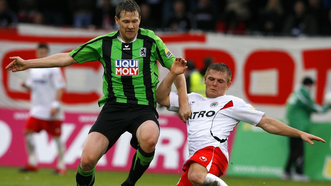 Sonntag in Oberhausen: Tim Heinrich Schmidtgal und der Münchner Sascha Rösler kämpfen um den Ball.