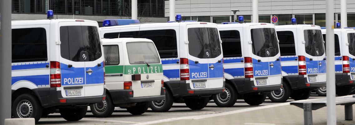 Polizeiaufgebot vor dem Gebäude.