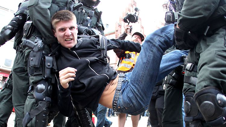 Einzeln werden Demonstranten aus den Sitzblockaden getragen.