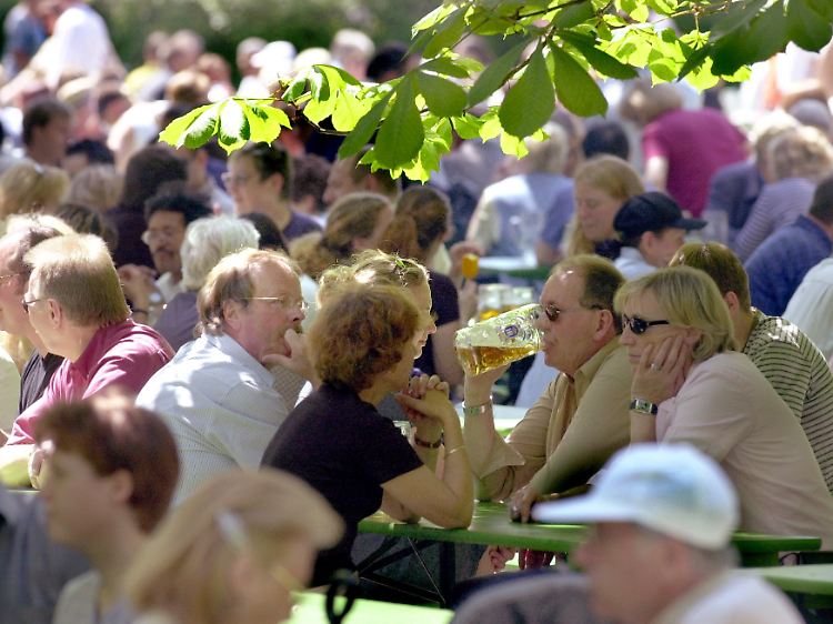 Platz für 7000 Besucher: Der Biergarten am Chinesischen Turm im Englischen Garten ist einer der größten in München.
