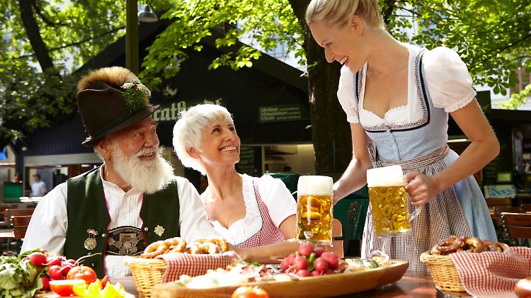 Der Biergarten feiert Geburtstag: Seit 200 Jahren trinken die Münchner ihre kühle Maß Bier im Sommer mit Gleichgesinnten.