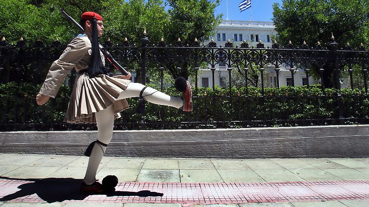 Vieles läuft wie immer: Präsidentengarde in traditioneller Uniform vor dem Präsidentenpalast in Athen.