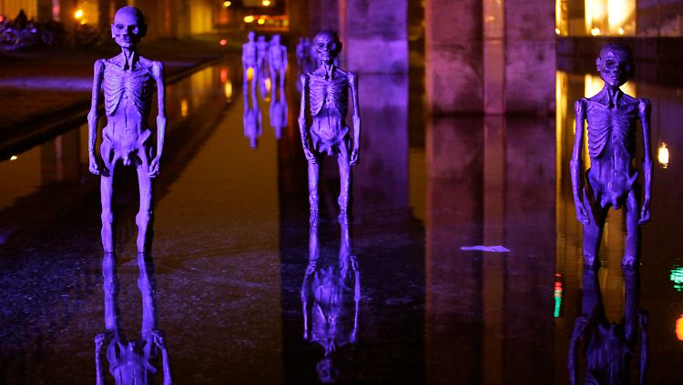 Diese Skulpturen vor der Kongress-Halle sollen die Dramatik des Klimawandels verdeutlichen.