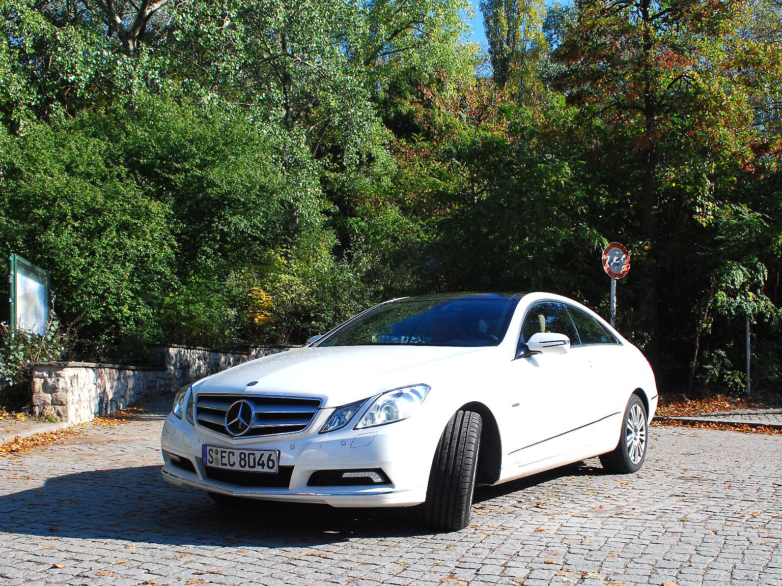 Formschön ist es, das Coupé der neuen E-Klasse von Mercedes. Ganz in Weiß mit getönten Scheiben ist der Benz ein Hingucker. 