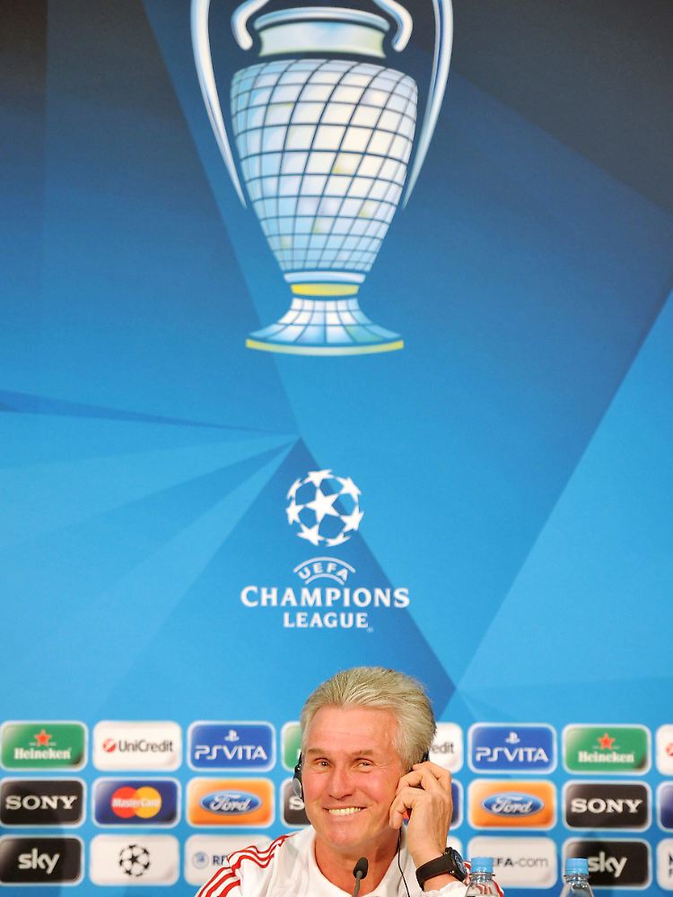 Scherz unter dem Pokal: Jupp Heynckes war vor einem der wichtigsten Spiele der Bayern-Geschichte zu Witzchen aufgelegt.