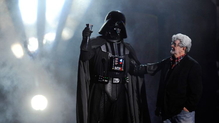 George Lucas (r.) mit seiner Schöpfung Darth Vader.