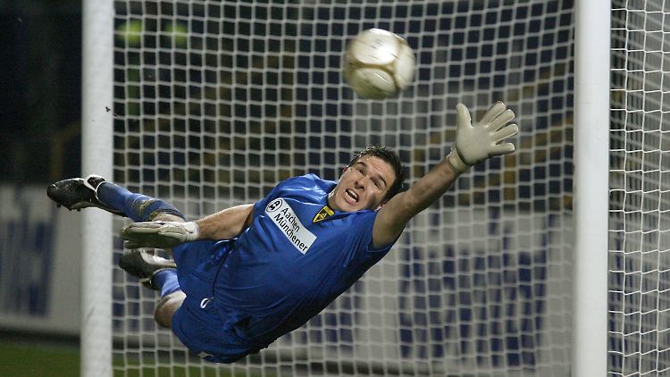 Aachens Torwart Thorsten Stuckmann in der Flugschule.
