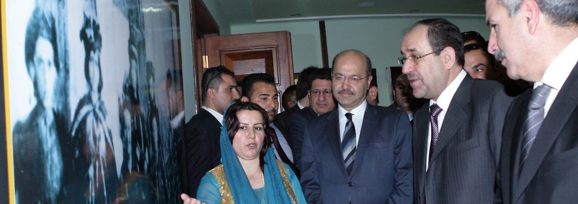 Hilfen für Kurdenstadt 21 Jahre nach Giftgasangriff: Der irakische Premierminister Nuri al-Maliki (2.v.r.) besucht die betroffene Gegend (Archivbild vom 03.08.2009).