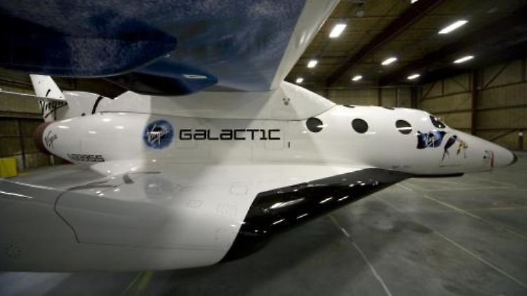 So sieht es aus, das Raumschiff "SpaceShipTwo", angedockt am Trägerflugzeug "WhiteKnightTwo".