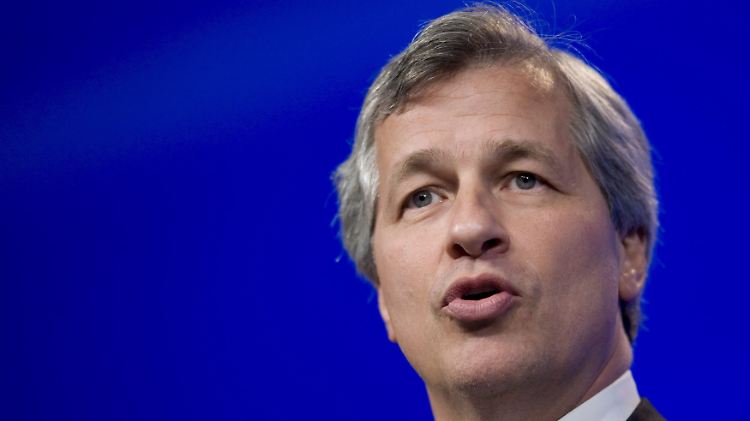 Wegen Milliardenverlusten bei umstrittenen Absicherungsgeschäften muss sich JPMorgan-Chef Jamie Dimon am Dienstag vor dem US-Senat verantworten. 