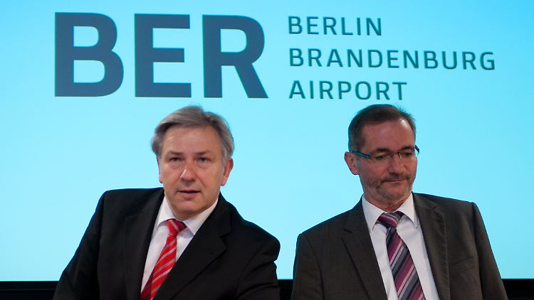 Berlins Bürgermeister Klaus Wowereit (links) und Brandenburgs Ministerpräsident Mathias Platzeck müssen für die verschobene Eröffnung des Berliner Großflughafens die Verantwortung tragen.