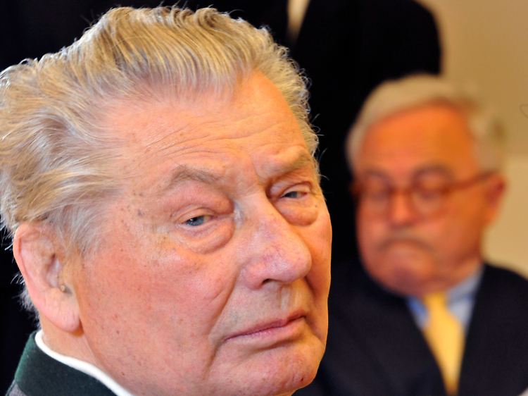 Im Verfahren mit den Erben des Münchner Filmhändlers Leo Kirch wird Ackermann Prozessbetrug vorgeworfen - die Ermittler durchsuchten deshalb sein Vorstandsbüro.