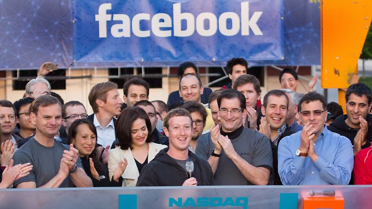 Kurz nach dem Börsenstart haben die Nutzer Facebook auf 15 Mrd. Dollar Schadensersatz verklagt.