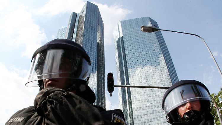 Die Polizei schützt das Bankenviertel.