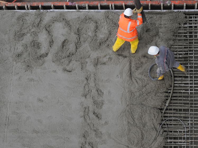 Das sollte halten: Beton und Stahl bei dem vielversprechenden Versuch, unter sachkundiger Anleitung eine dauerhafte Verbindung einzugehen.