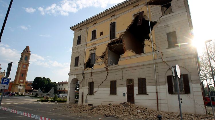 Das Rathaus in Sant' Agostino, in der Nähe von Ferrara, ist nach dem starken Erdbeben nur noch eine Ruine.