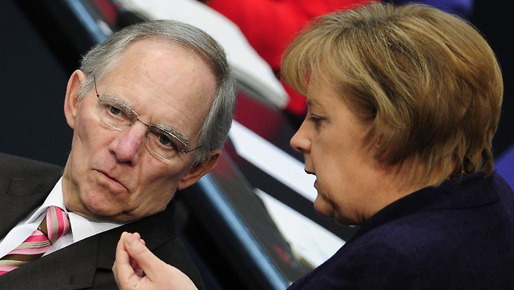 Hinter verschlossenen Türen drohen Finanminister Schäuble und Bundeskanzlerin Merkel Griechenland offenbar längst mit dem Rauswurf aus der Eurozone.