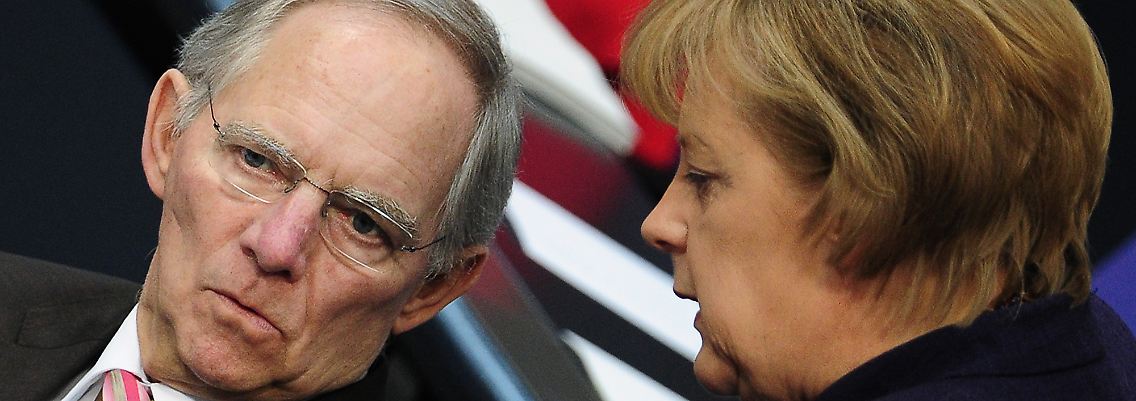 Hinter verschlossenen Türen drohen Finanminister Schäuble und Bundeskanzlerin Merkel Griechenland offenbar längst mit dem Rauswurf aus der Eurozone.