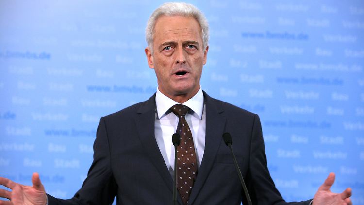 Verkehrsminister Ramsauer (CDU) hat laut einem Medienbericht eine Sonderkommission eingesetzt, die das Chaos um die verschobene Öffnung des Großflughafens Berlin managen soll.