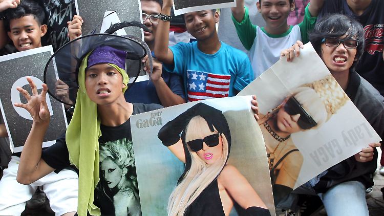Mit Bildern ihres Idols demonstrieren Lady Gaga-Fans gegen das Konzertverbot.