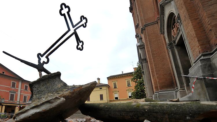 In Crevalcore zerstörte das Beben ein Kirchenkreuz.